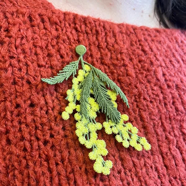 Broche met geborduurde Mimosa bloemen