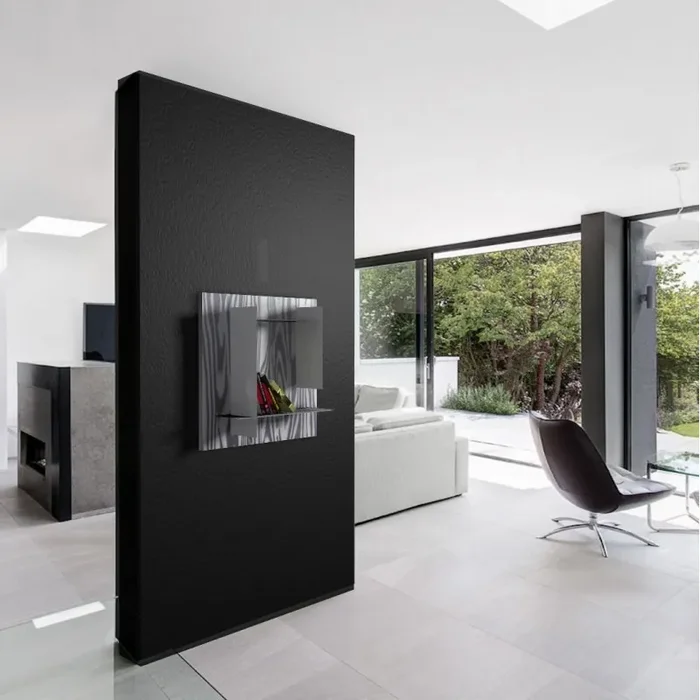 Modulares Bücherregal mit Tarnung und schwarzen Regalen
